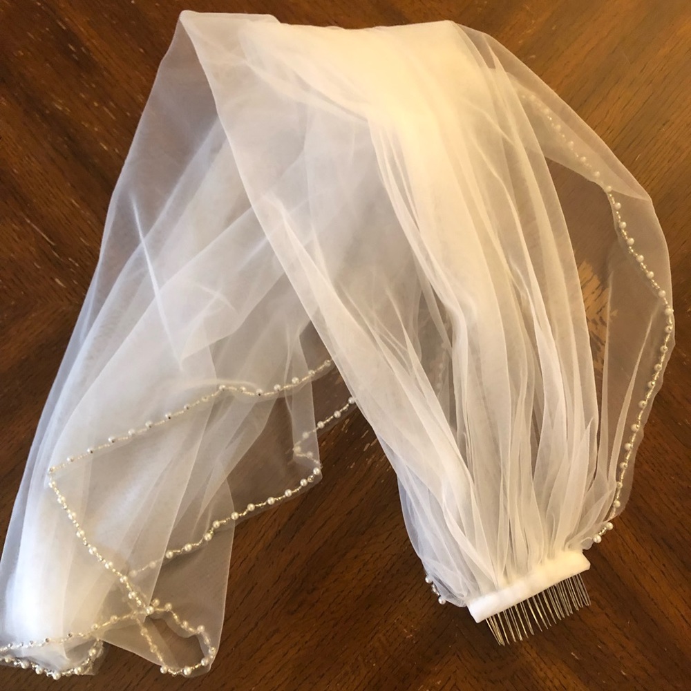 White bridal veil with comb